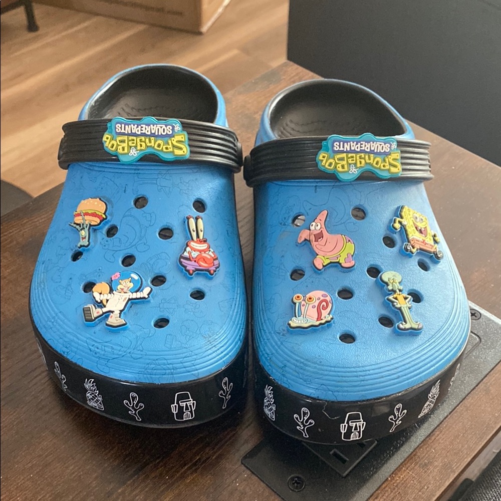 Crocs SpongeBob SquarePants Men’s 5.5 Blue and Black W/ All Jibbitz